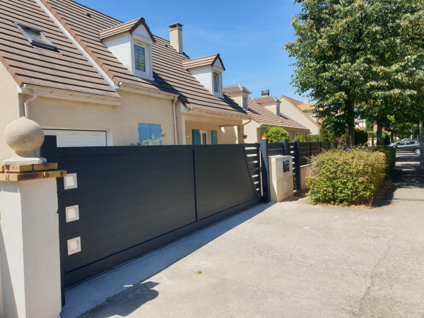 Installation de portails et clôtures en bois pour une maison traditionnelle   