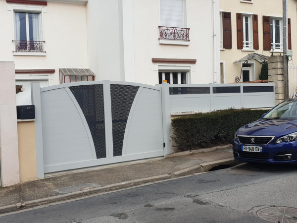 Installation d'une clôture en acier et d'un portillon  