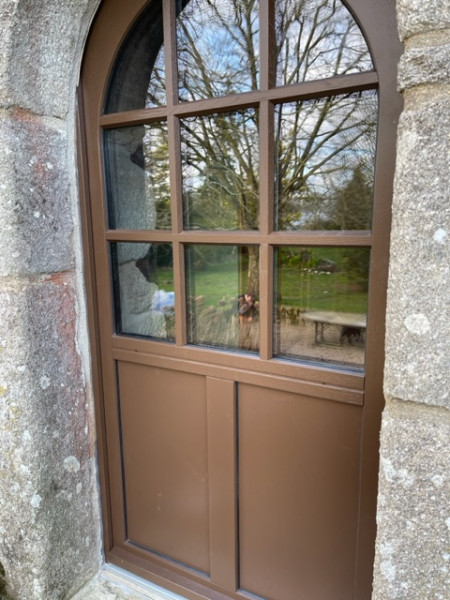Fourniture et installation d'une porte d'entrée en acier dans une villa  