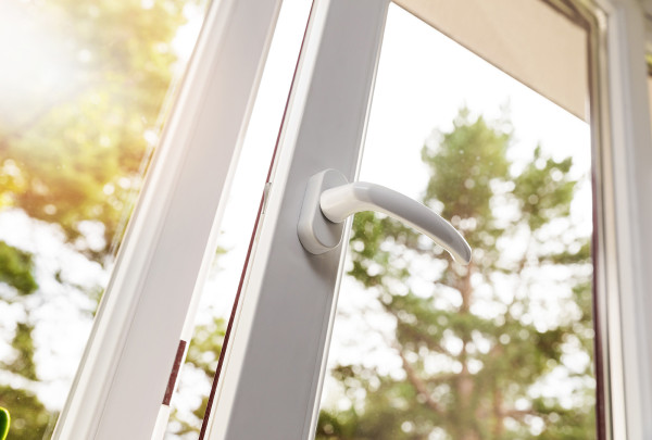 Pose d'une porte d'entrée en aluminium pour un pavillon  