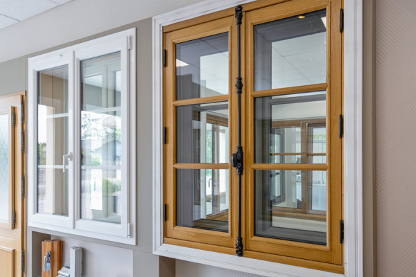 Artisan menuisier pour installation de fenêtres françaises à double vitrage  