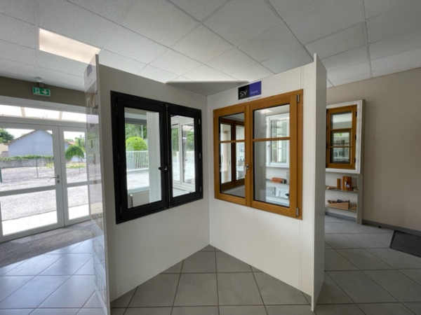 Pose de fenêtres et baies vitrées avec installation de stores bannes ou brise-soleil   