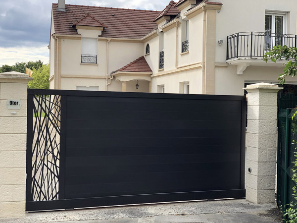 Création sur mesure et pose de portails et portillons en bois ou aluminium  