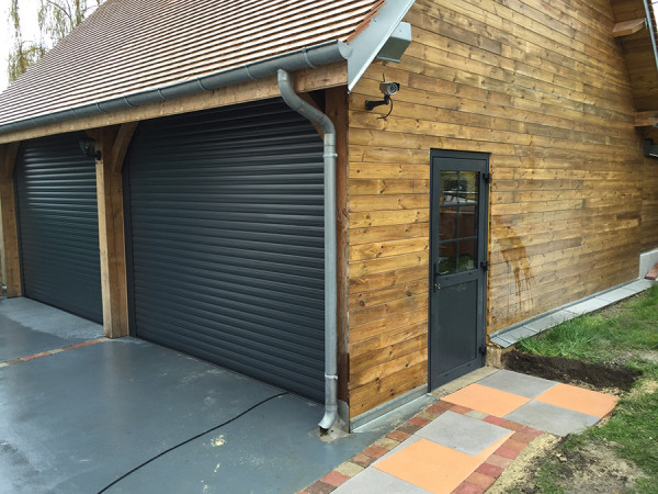 Artisan menuisier pour conception et pose de fenêtres et portes d'entrée  