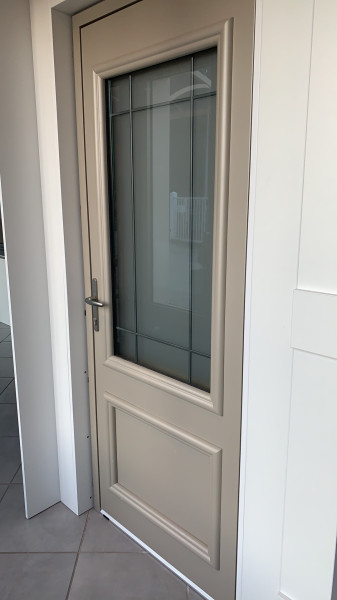 Poser une porte d'entrée PVC avec vitrage central   