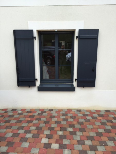 Conception sur mesure de fenêtres en PVC avec pose de volets roulants  