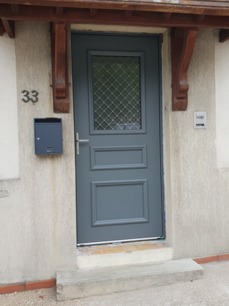 Devis pour porte d'entrée pleine avec moulures  