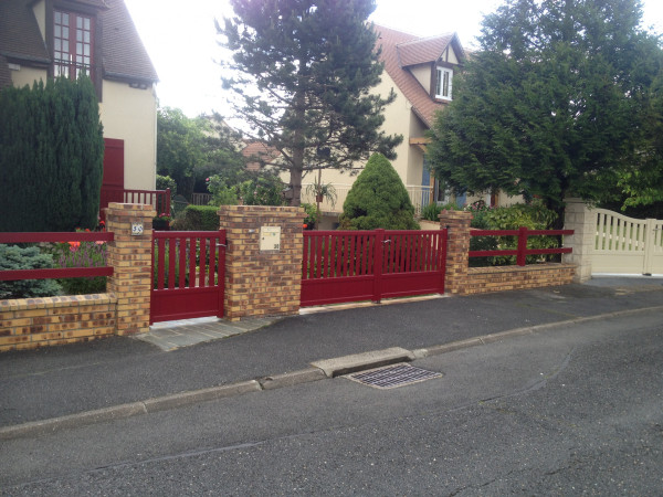 Installation de portails et clôtures design en métal plein ou ajouré  