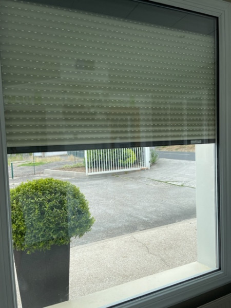 Installation de fenêtres en PVC sur mesure avec double vitrage  